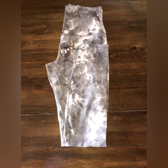 Lululemon 25' Align Leggings🖤 - Picture 4 of 6